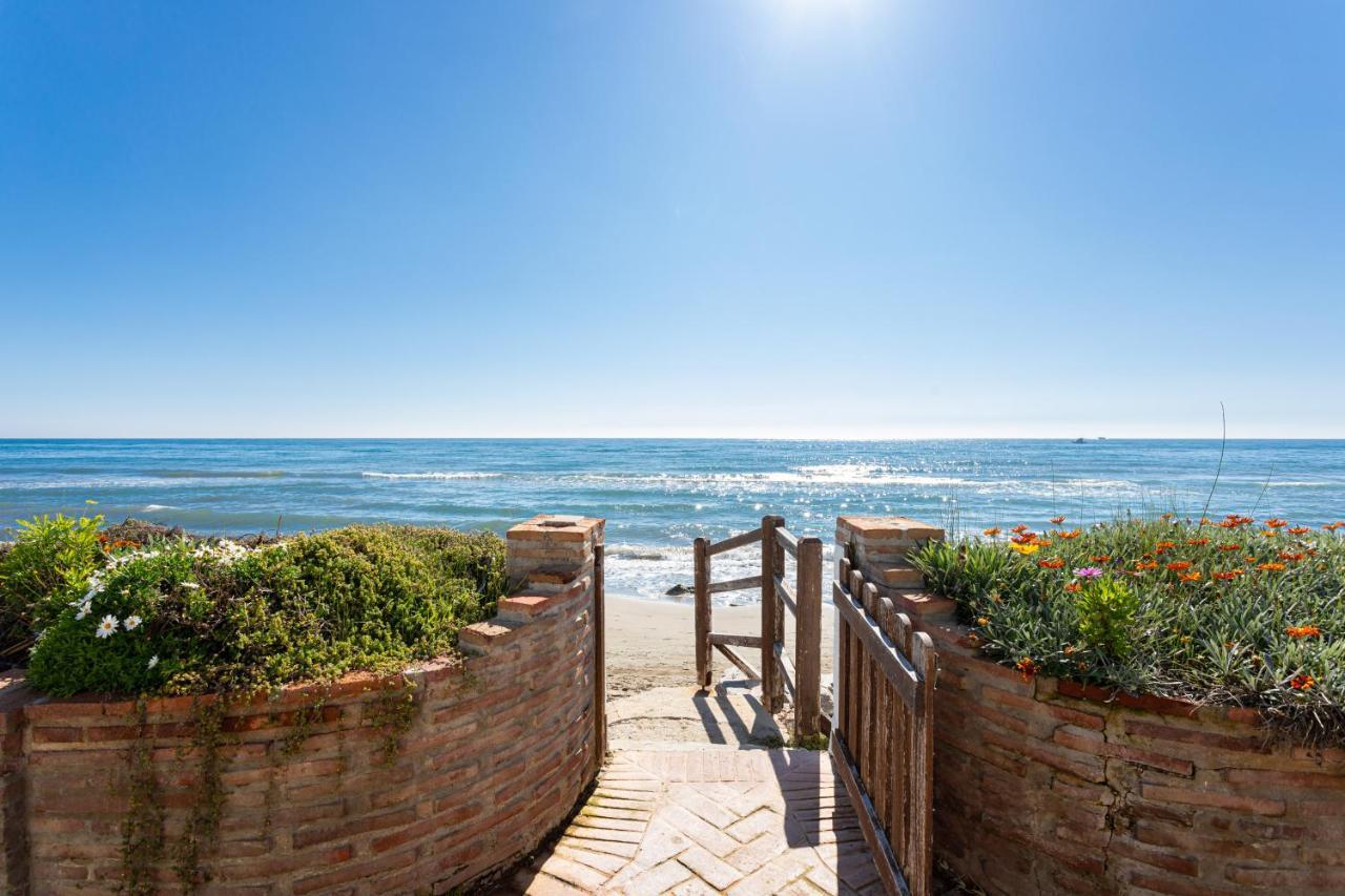 Charming Villa On The Seafront Marbella Exteriör bild