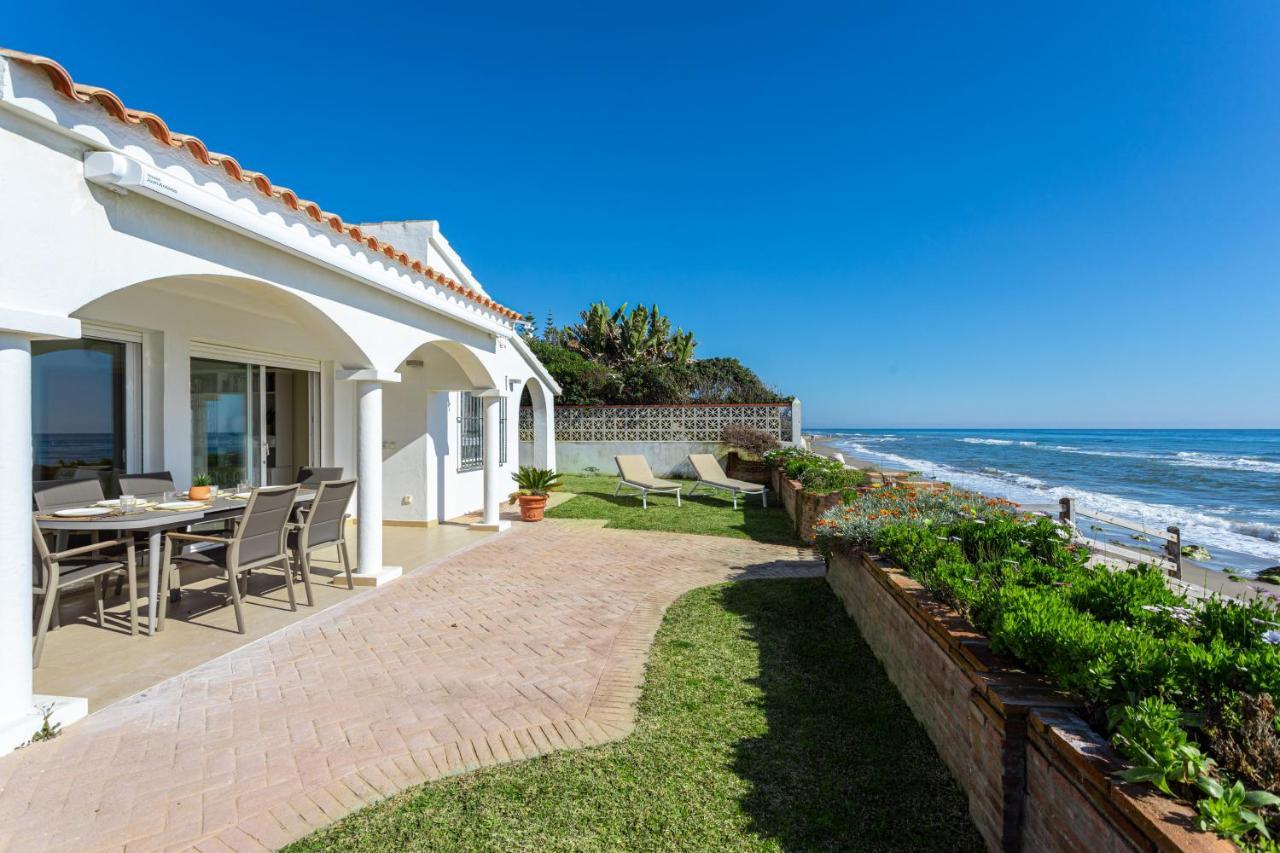 Charming Villa On The Seafront Marbella Exteriör bild