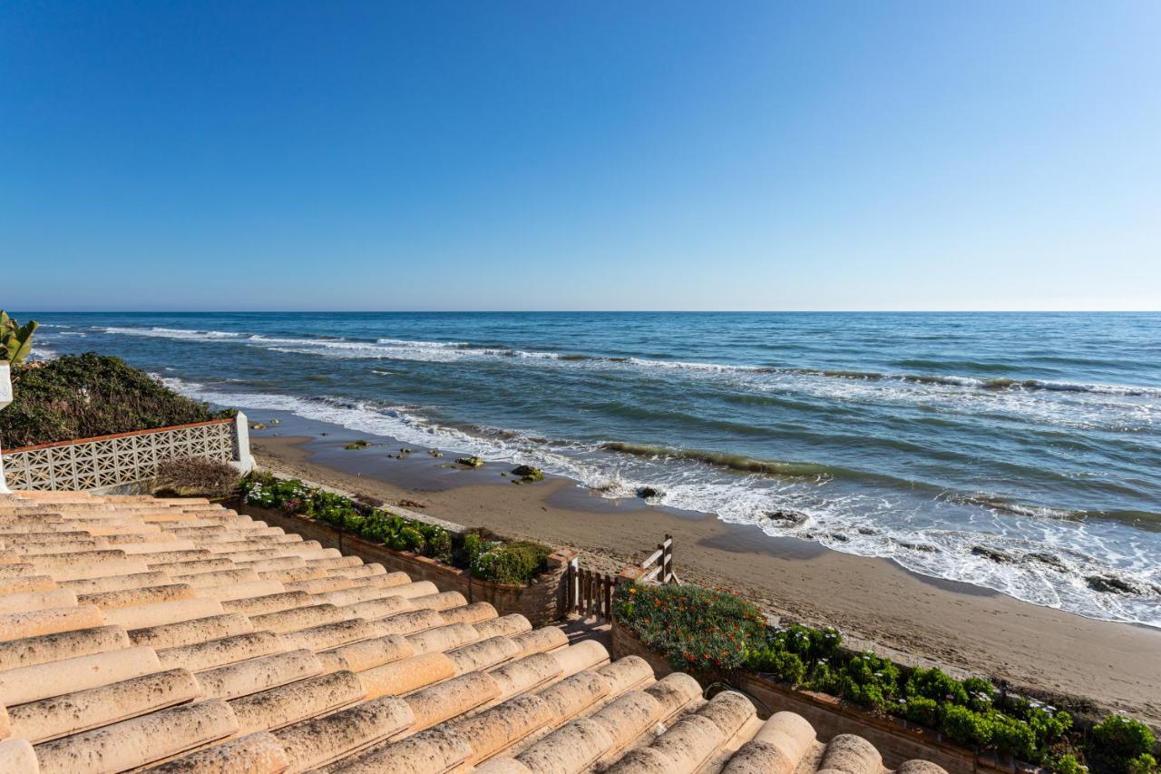Charming Villa On The Seafront Marbella Exteriör bild