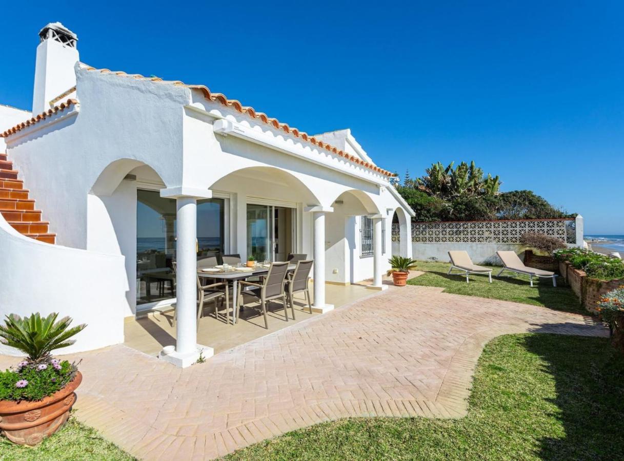 Charming Villa On The Seafront Marbella Exteriör bild